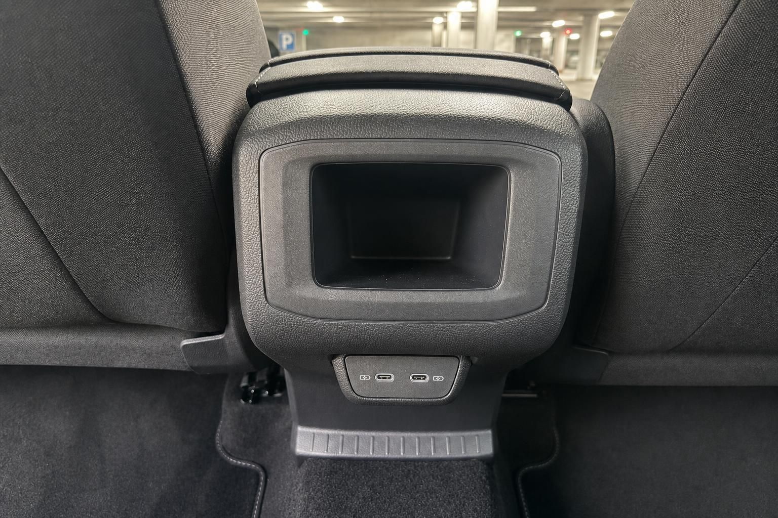 USB-Anschlüsse und Ablagefach an Rücksitzlehne im Fahrzeug