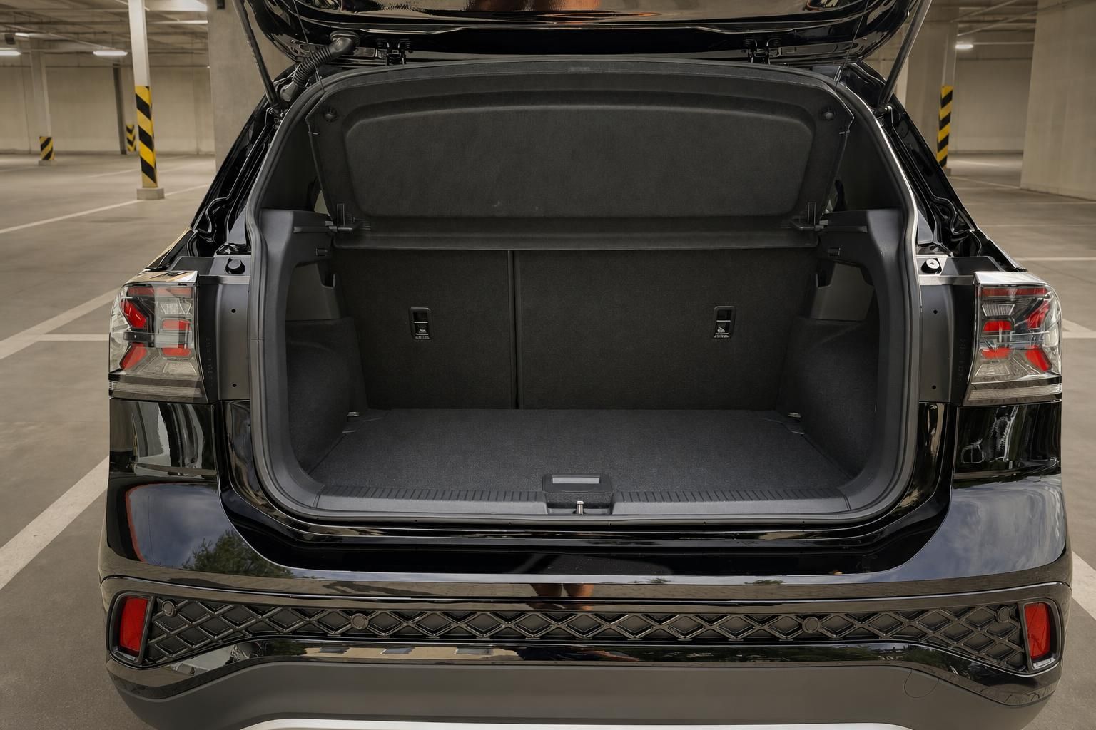 VW SUV Kofferraum mit geoeffneter Heckklappe in Tiefgarage