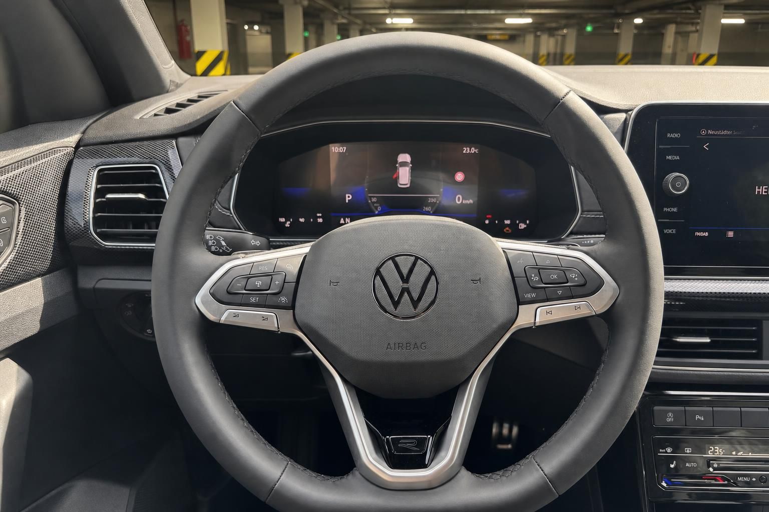 VW Lenkrad mit Digitalcockpit und Multifunktionstasten im Detail