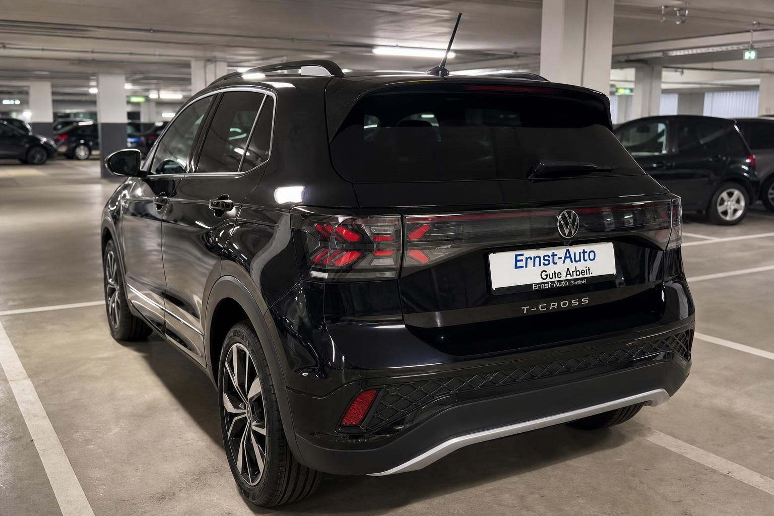 VW T-Cross schwarz Heckansicht in Parkhaus Ernst-Auto