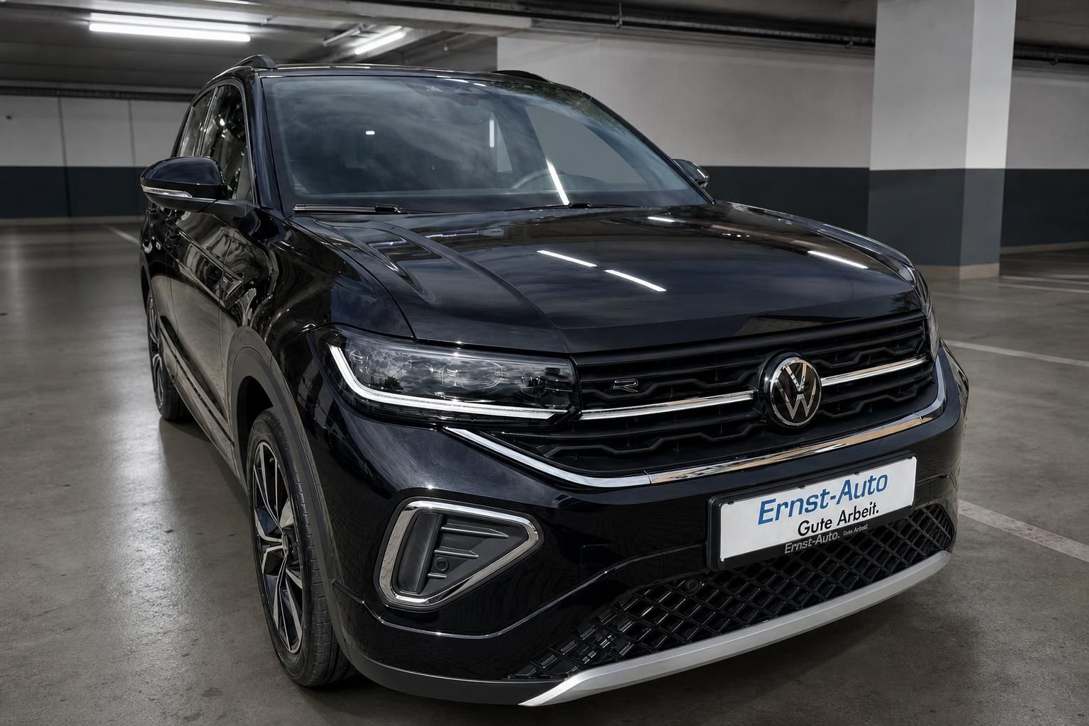 VW T-Cross schwarz Frontansicht in Tiefgarage bei Ernst-Auto