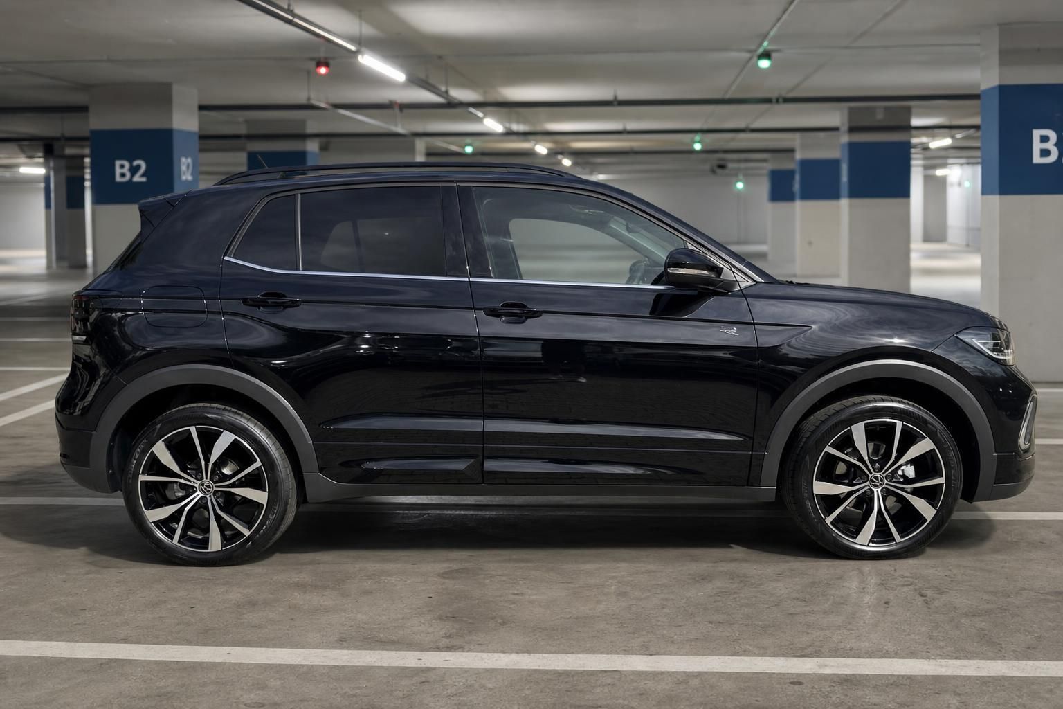 VW T-Cross schwarz Seitenansicht Profil in Parkgarage