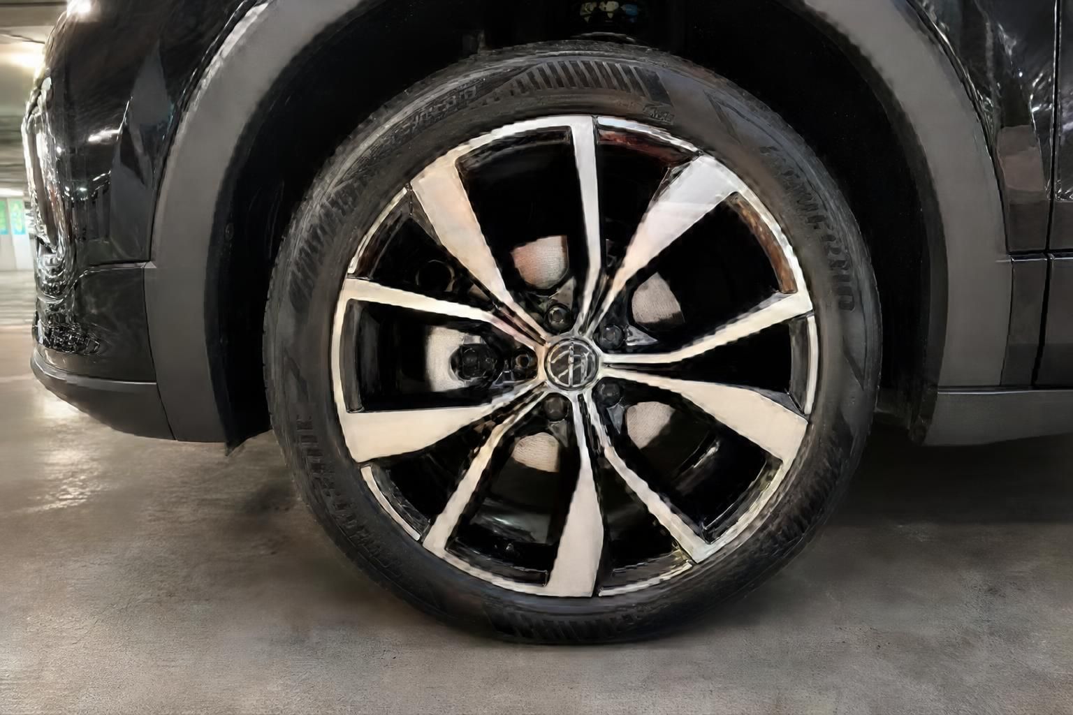 Nahaufnahme Alufelge VW T-Cross schwarz mit Reifen