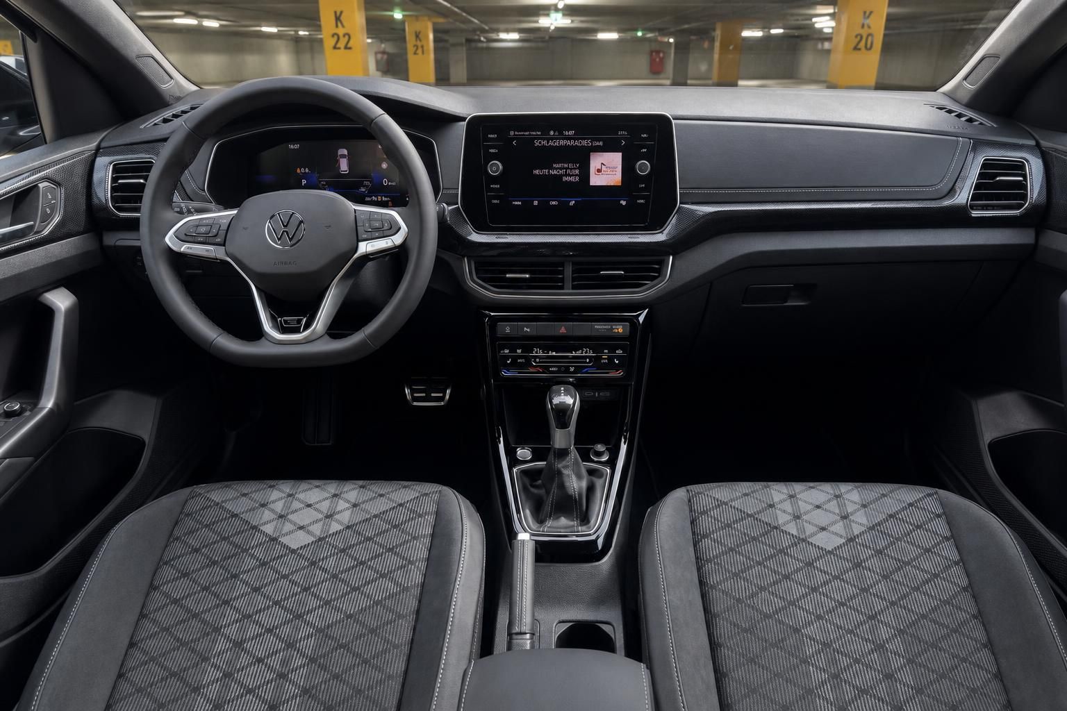 VW Cockpit mit Multifunktionslenkrad und digitalem Infotainment-Display