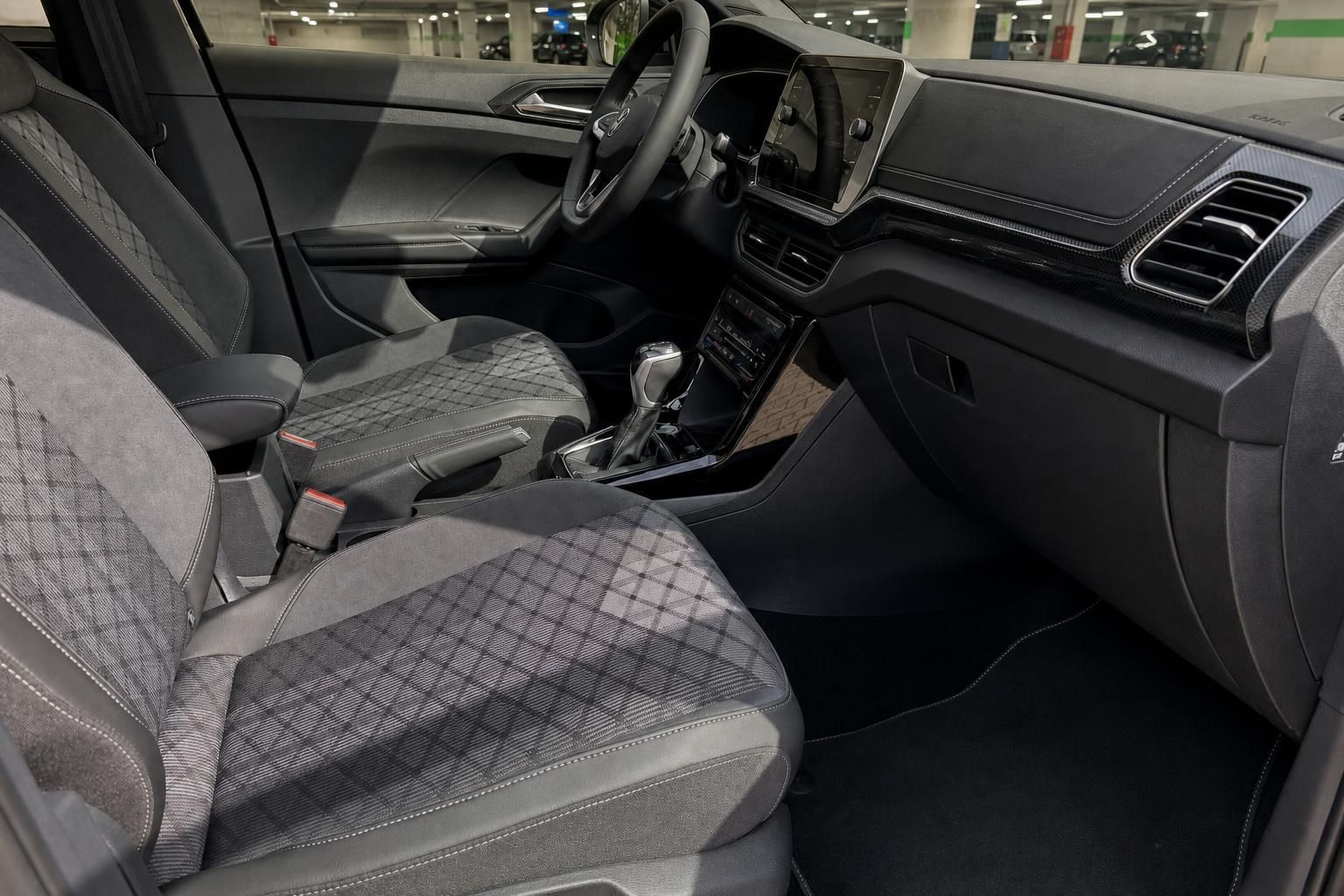 VW Innenraum: Cockpit mit Lenkrad, Schaltung und Sitzen im Detail
