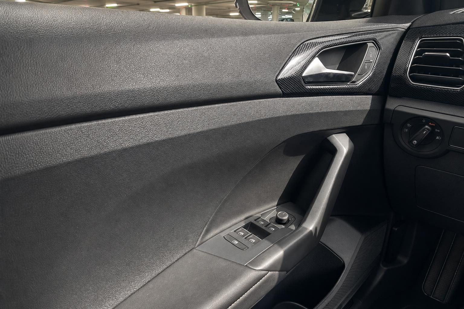 VW Türverkleidung mit Fensterheber-Schaltern und Lichtschalter im Detail