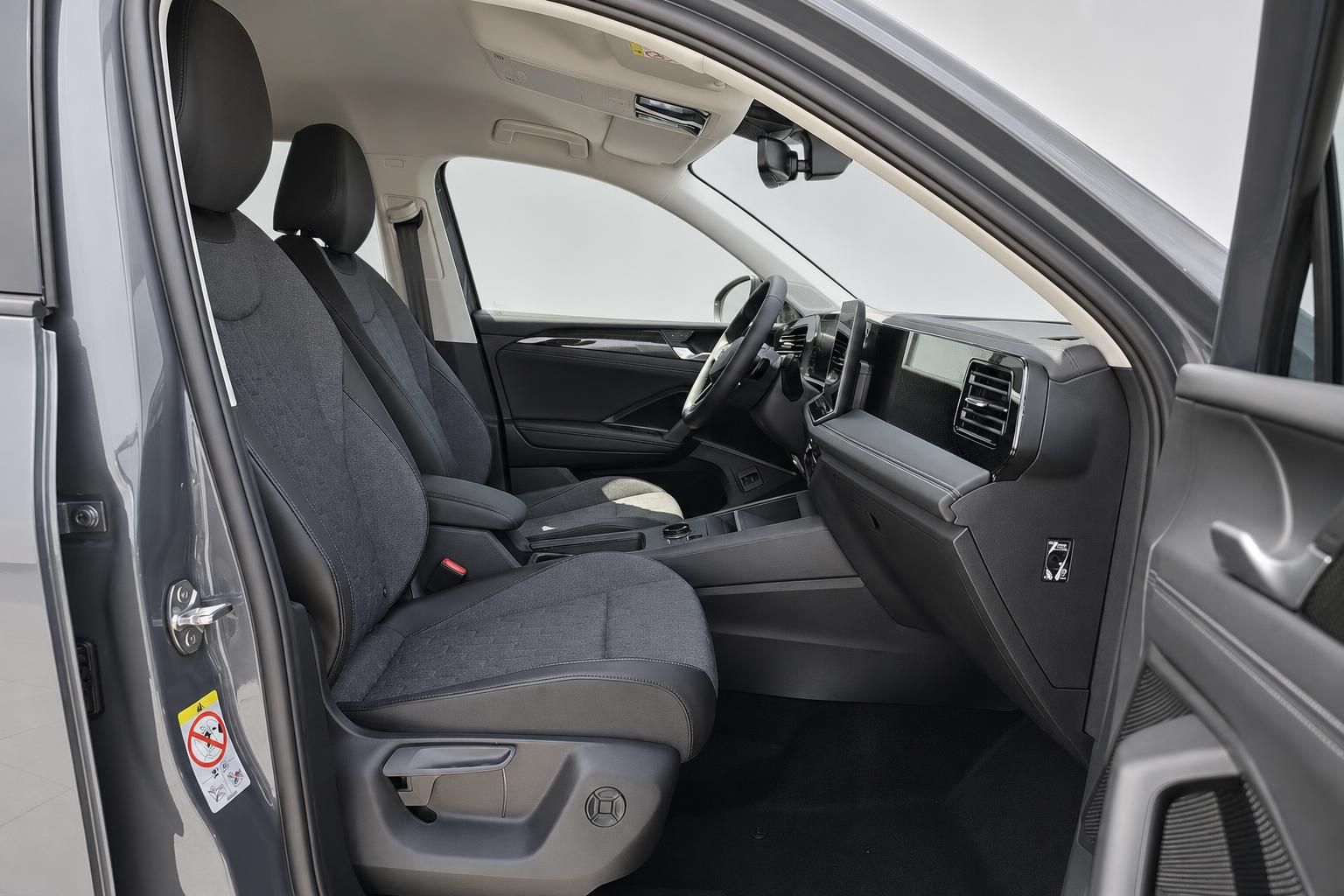 Innenraum VW SUV mit Vordersitzen und Blick auf Cockpit