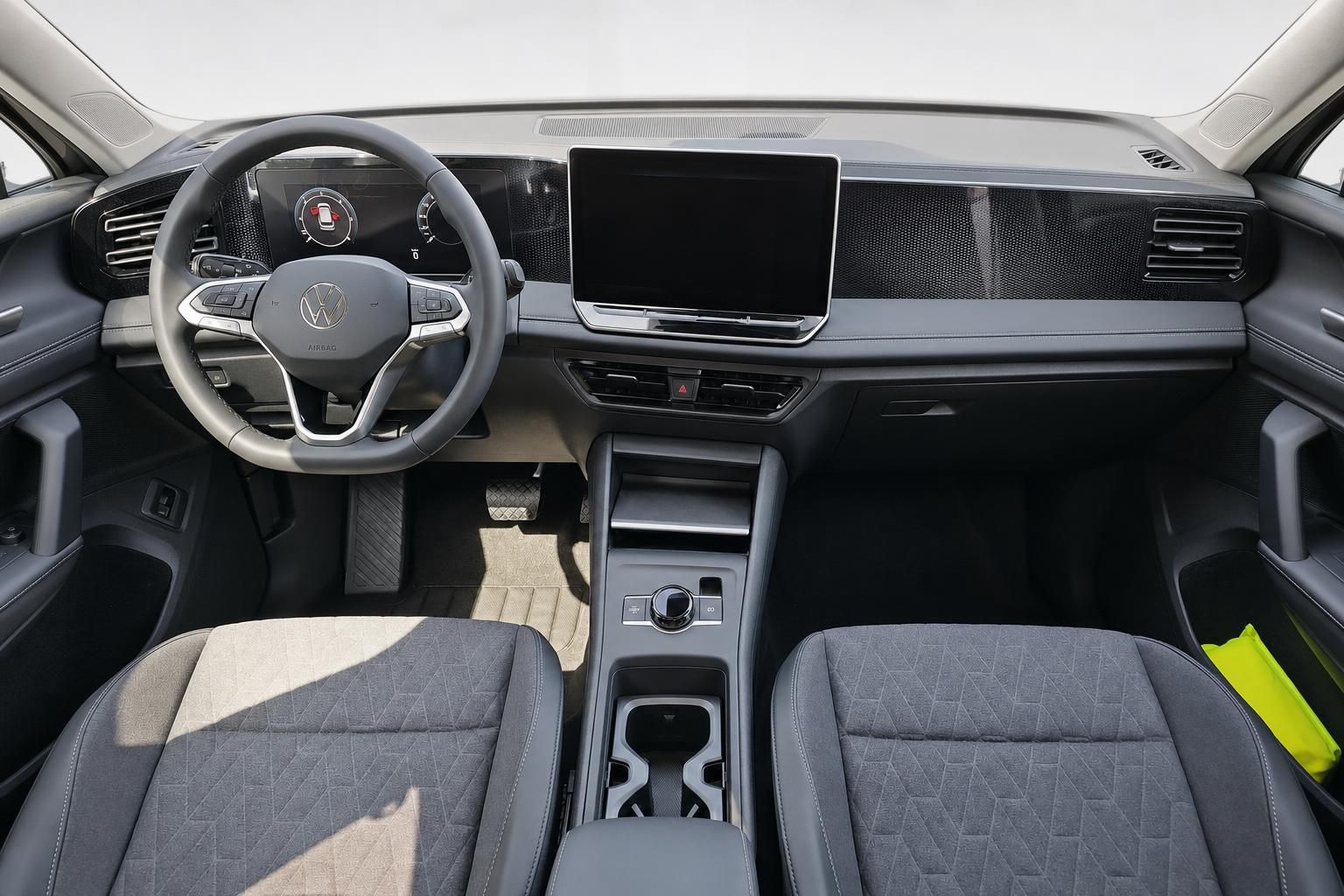 Cockpit und Armaturenbrett des VW mit digitalem Display