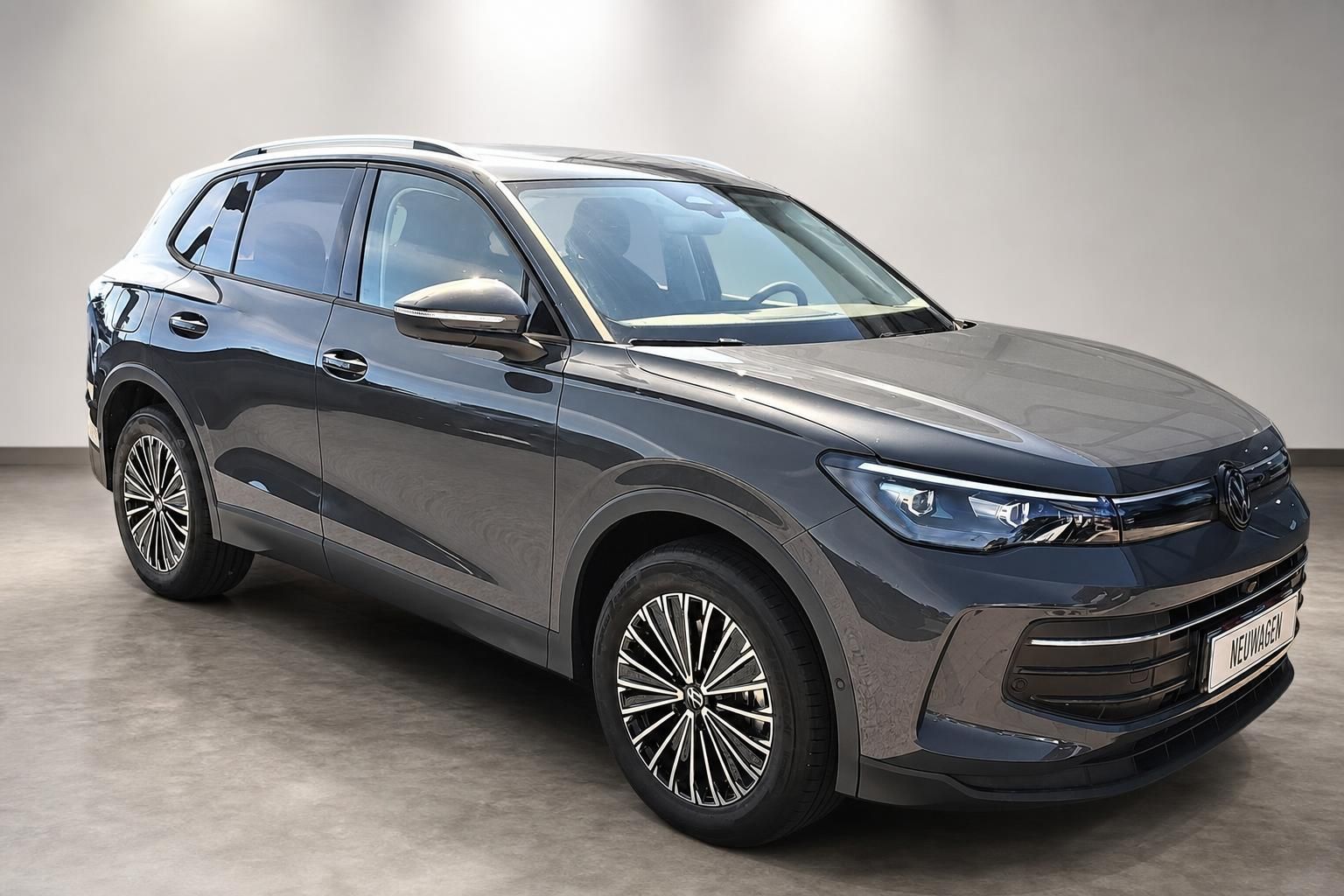 VW Tiguan grau metallic Neuwagen, Frontansicht schräg im Studio