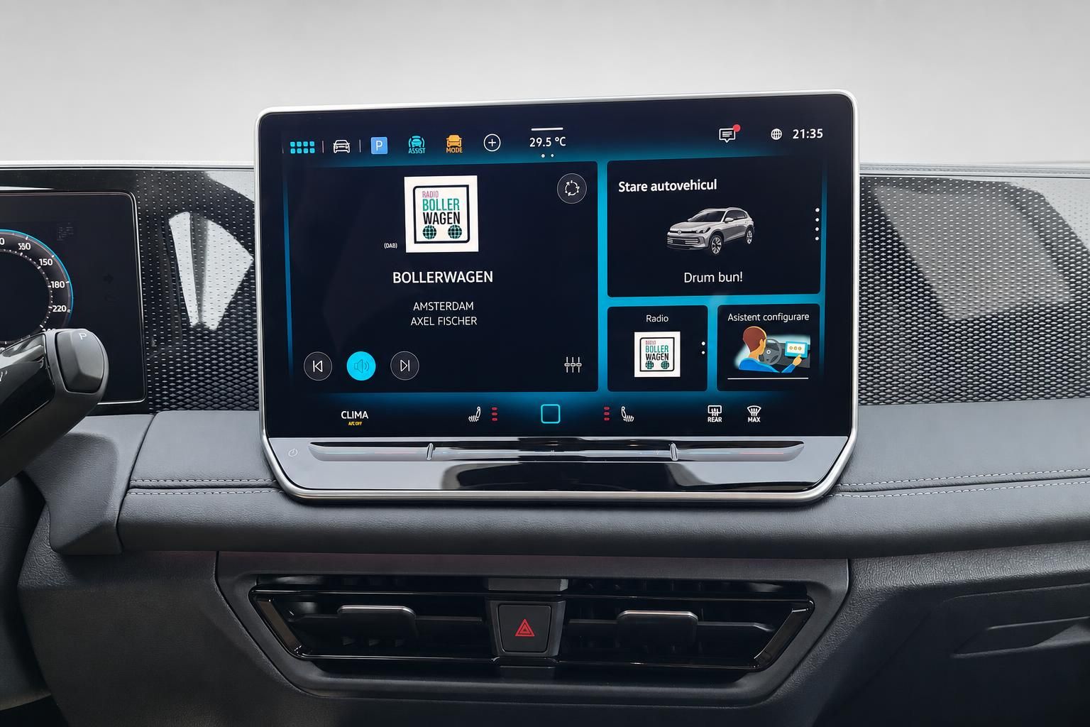 Infotainment-Display des VW mit Radio- und Fahrzeugstatusanzeige