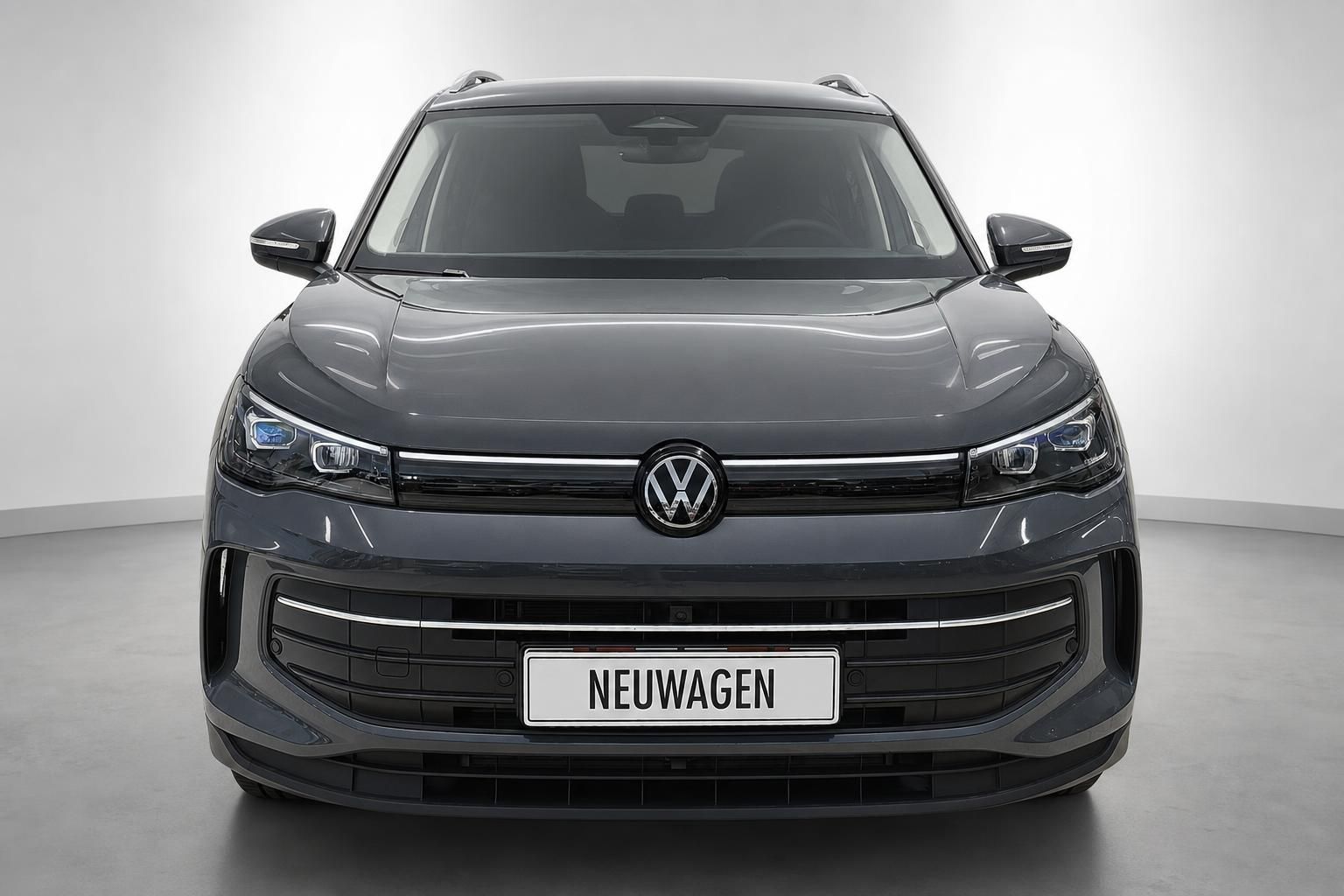 VW Tiguan grau Neuwagen, Frontansicht mit VW-Logo im Studio