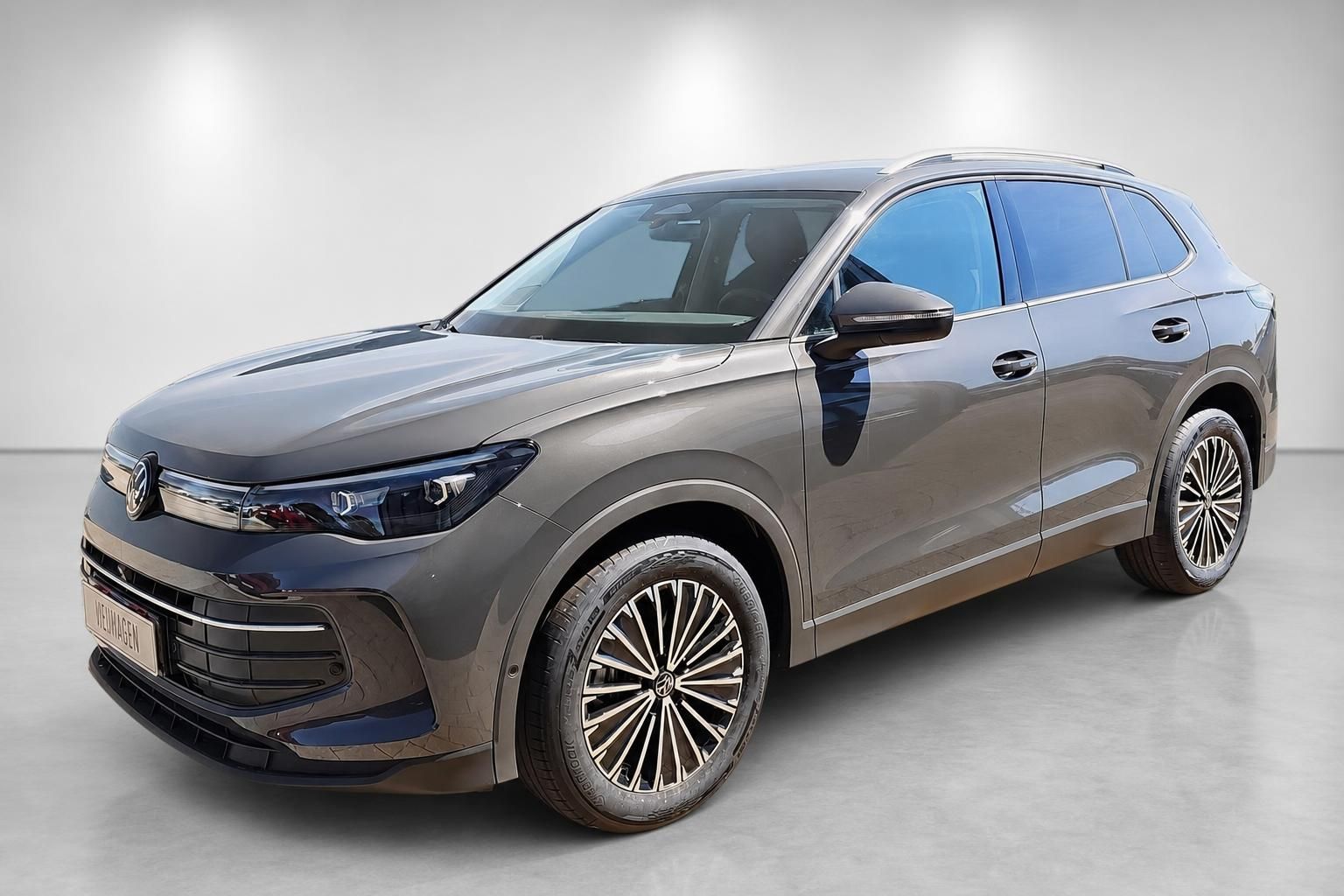 VW Tiguan braun metallic Neuwagen, Frontansicht schräg im Studio