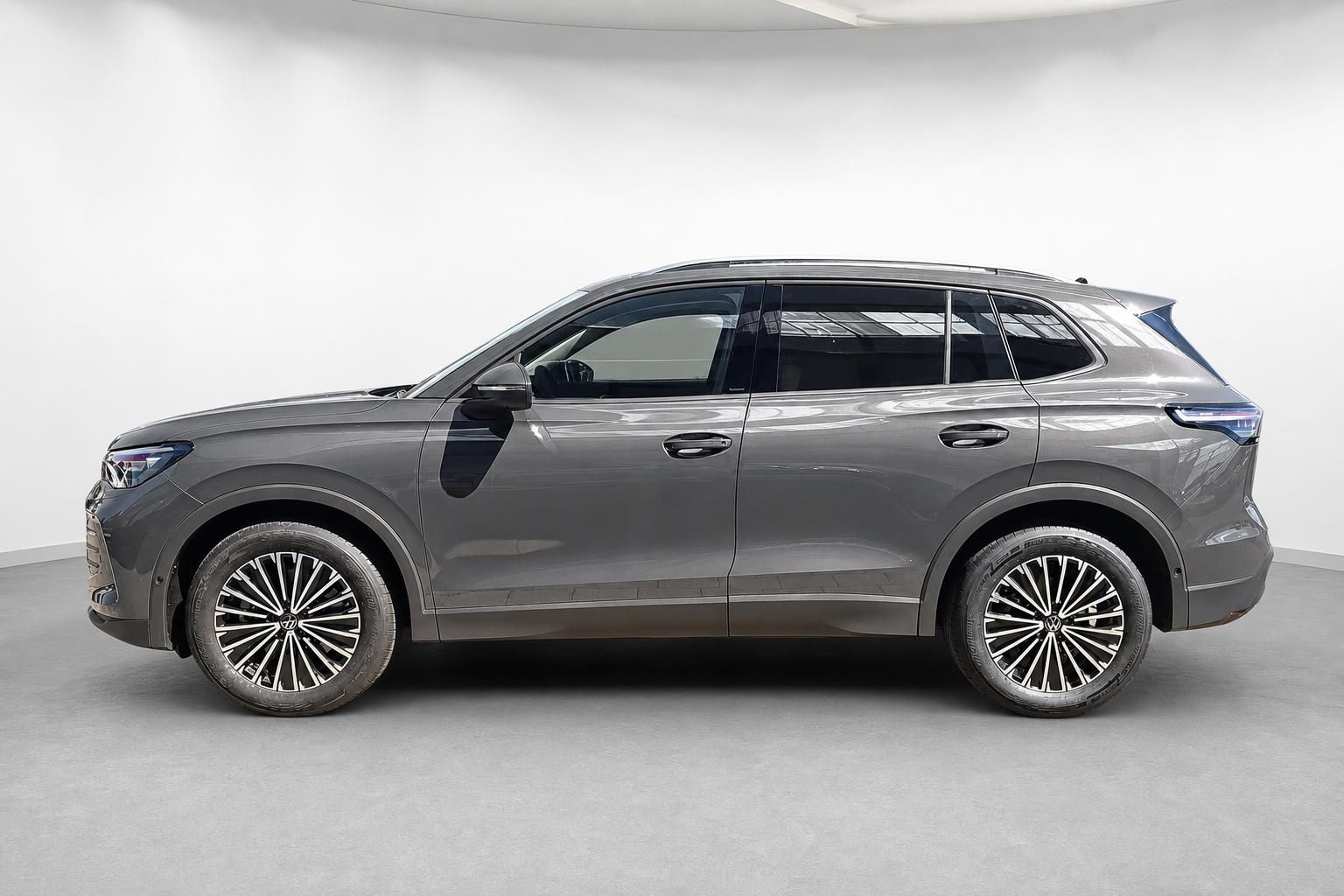 VW Tiguan grau Neuwagen, Seitenansicht mit Leichtmetallfelgen