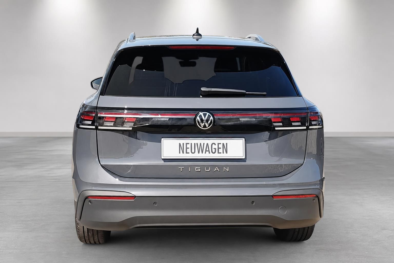 VW Tiguan Heckansicht in grau, Neuwagen im Studio