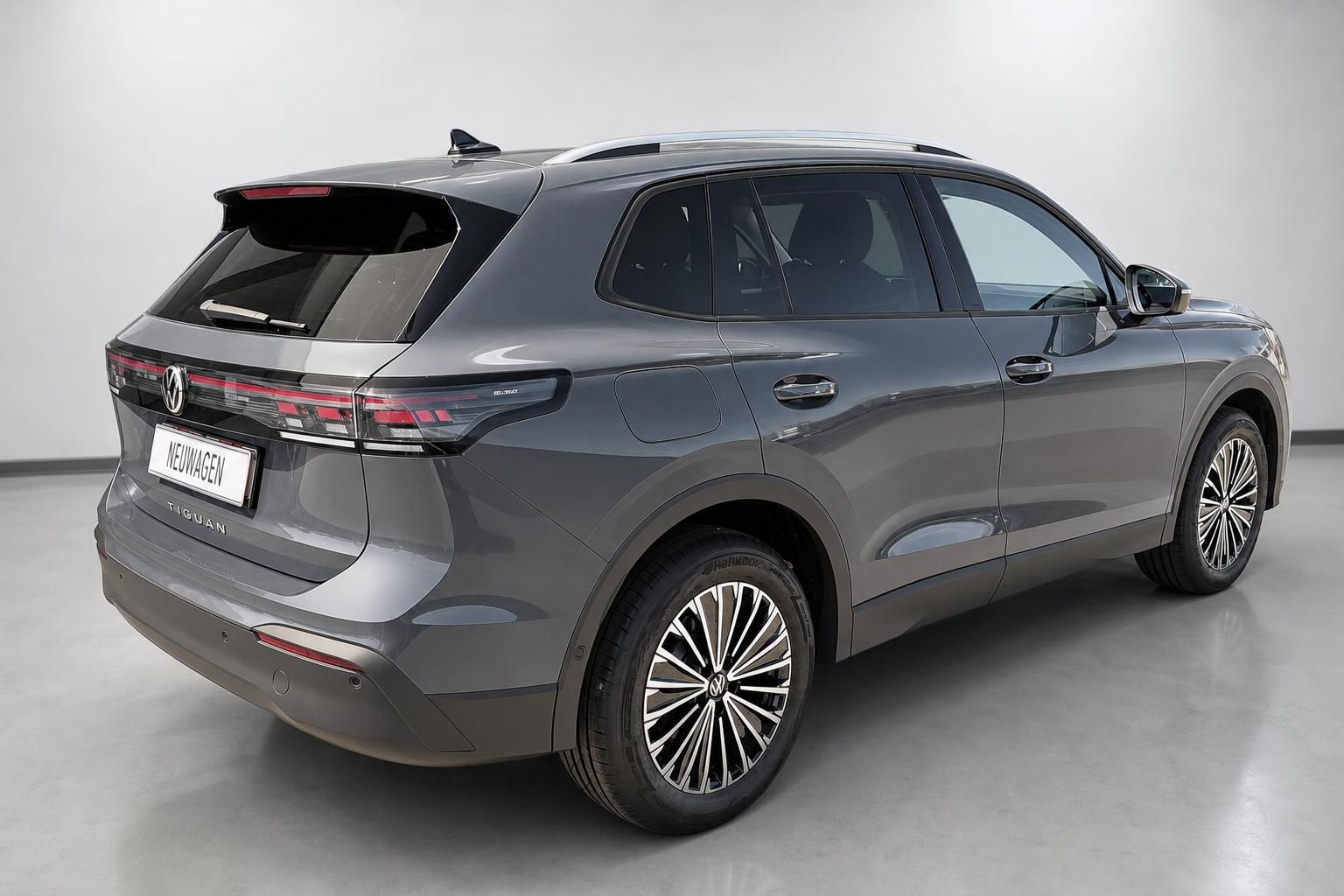 VW Tiguan Heck schräg von hinten, grau, Neuwagen