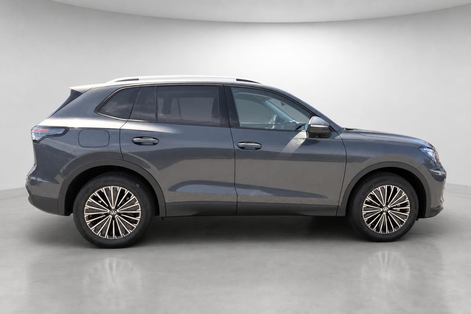 VW Tiguan Seitenansicht grau mit Panoramadach