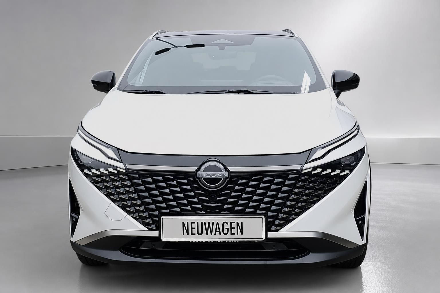 Nissan Qashqai weiss Frontansicht Neuwagen Kuehlergrill Studio