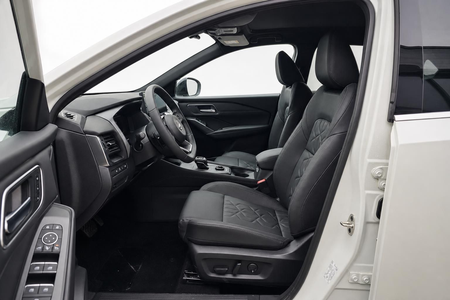 Nissan SUV Innenraum, Blick auf Fahrersitz und Cockpit durch offene Tür