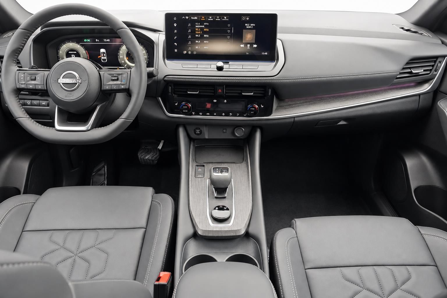 Nissan Cockpit mit Lenkrad, Touchscreen und Mittelkonsole im Detail