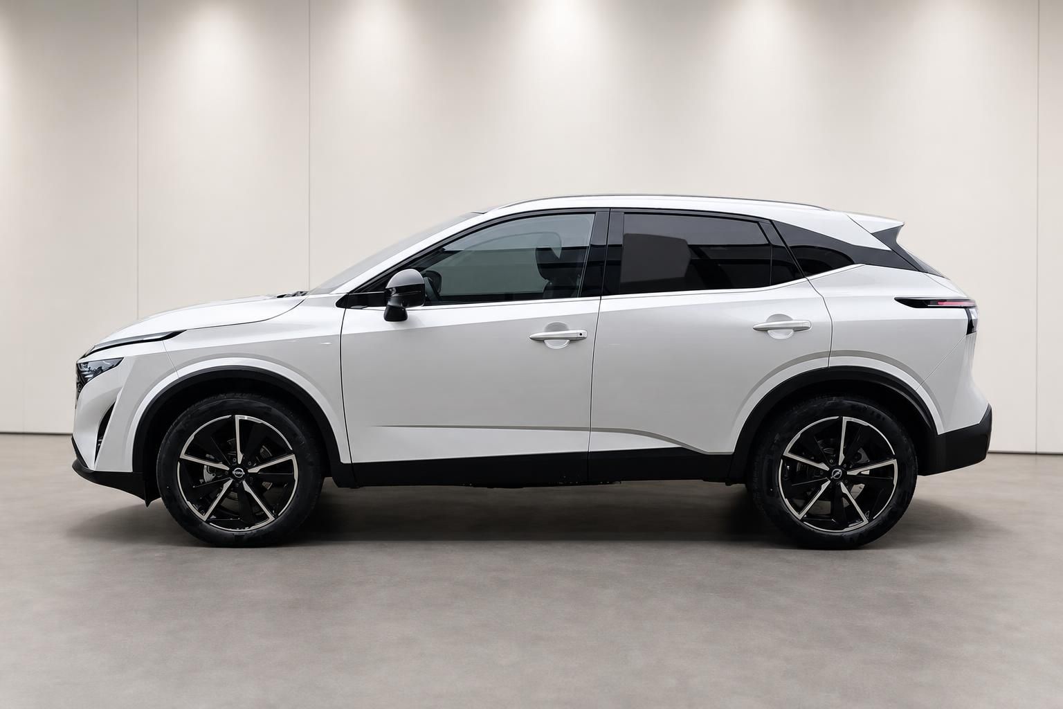 Nissan Qashqai weiß Neuwagen Seitenansicht im Studio