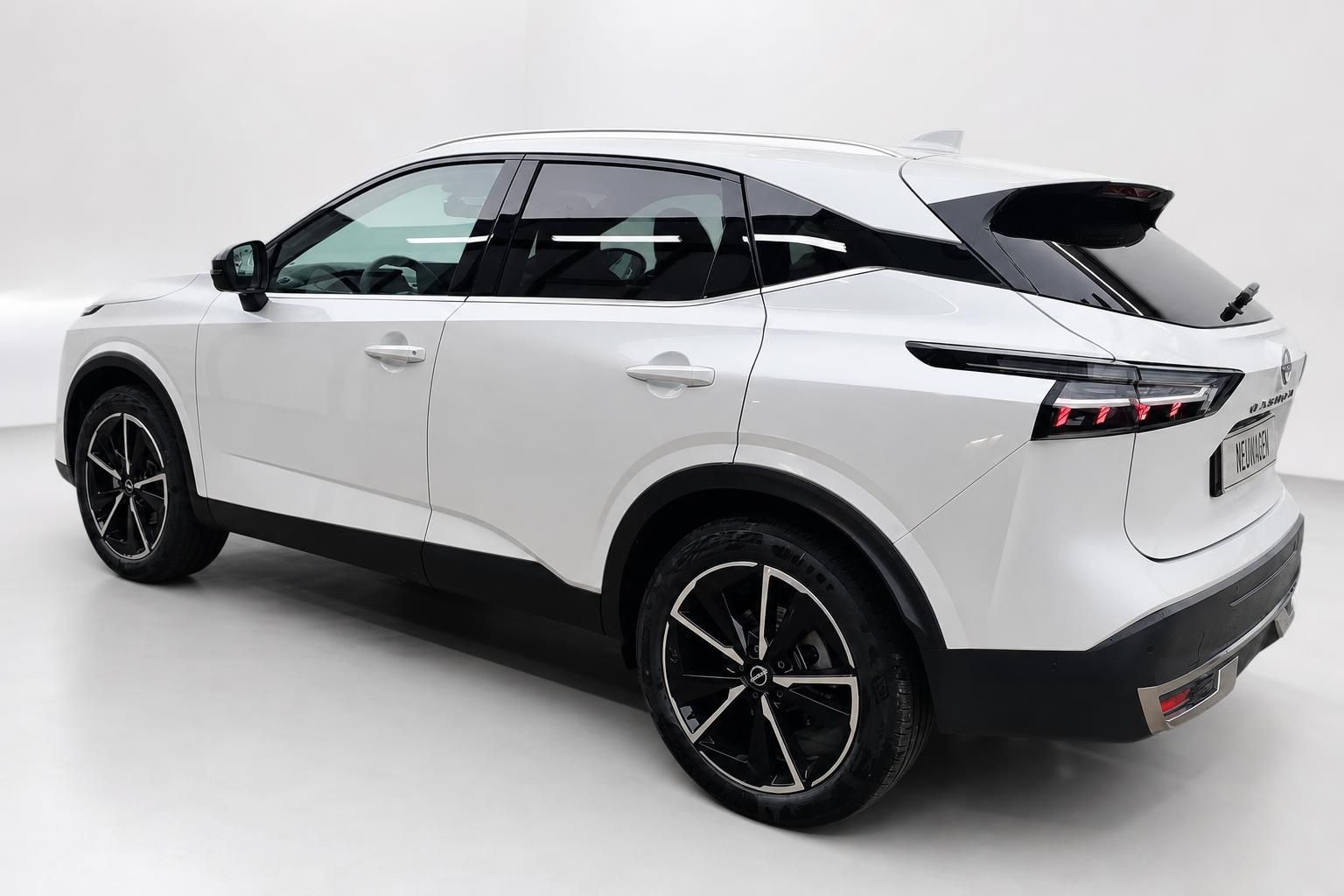 Nissan Qashqai weiß Neuwagen Heckansicht schräg links