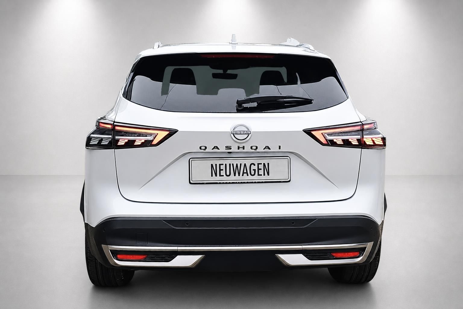 Nissan Qashqai weiss Heckansicht Neuwagen Studioaufnahme