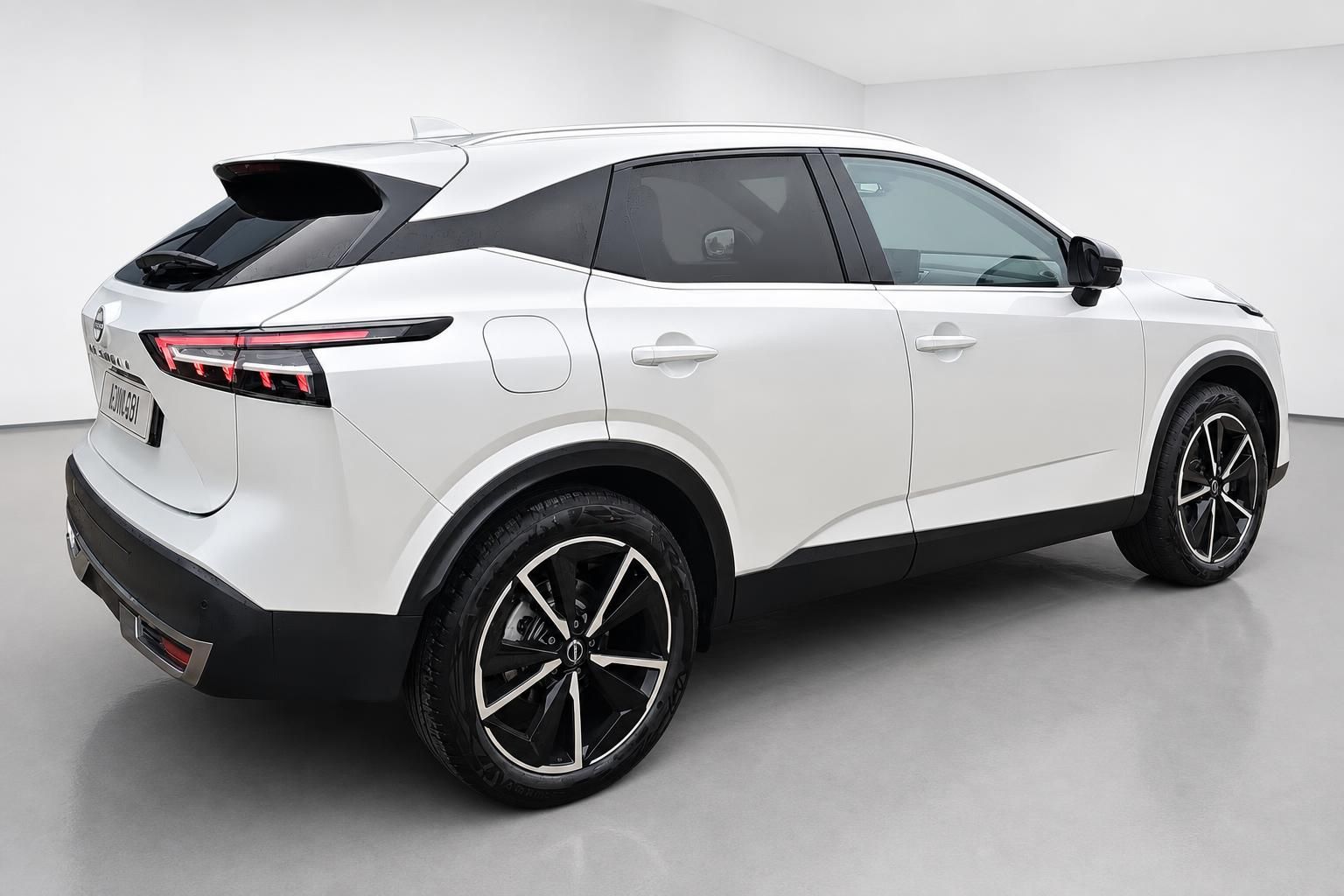 Nissan Qashqai weiss Heck seitlich SUV Alufelgen Studio