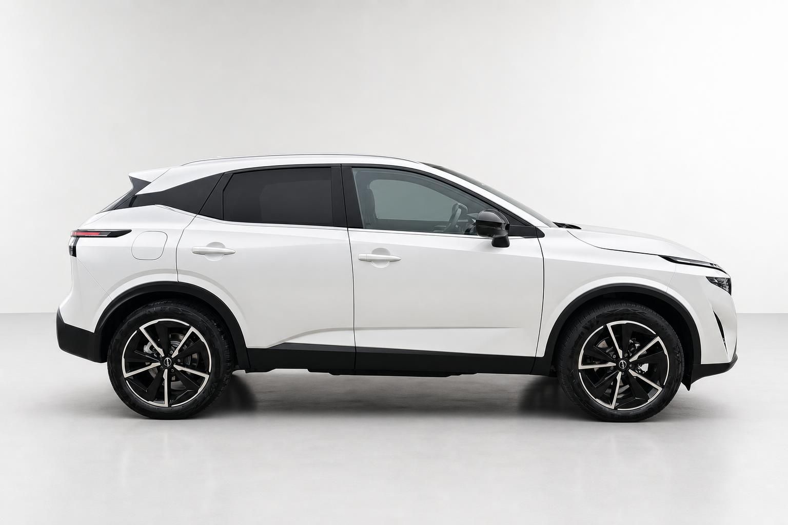 Nissan Qashqai weiss Seitenansicht Neuwagen SUV Studio