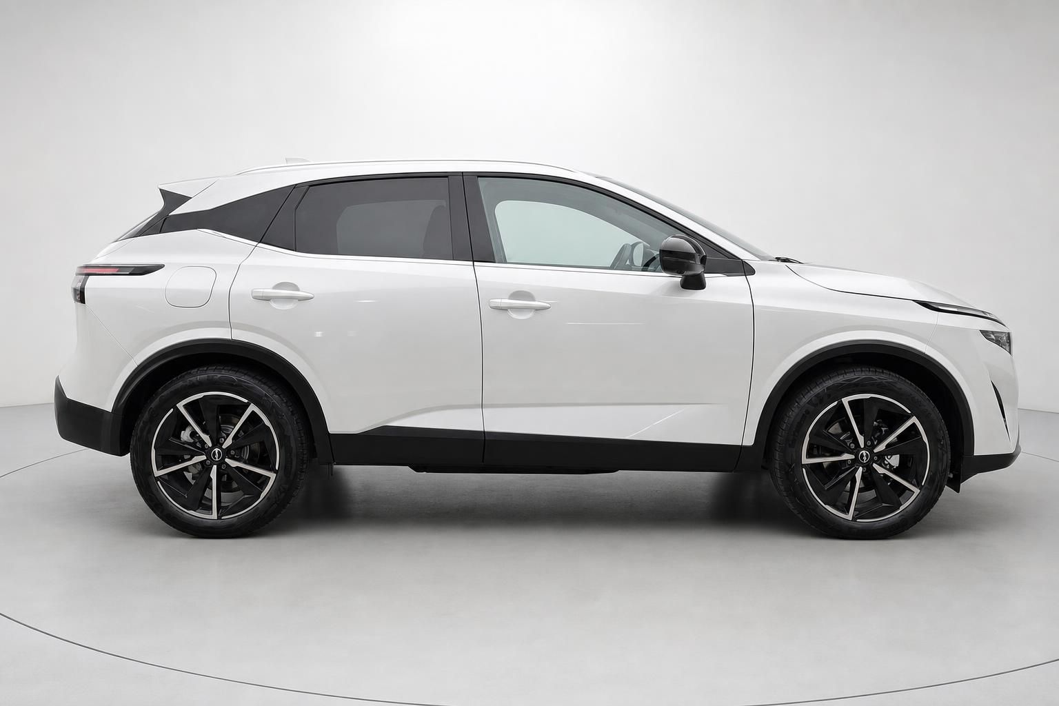 Nissan Qashqai weiss Seitenansicht SUV Neuwagen Studiofoto