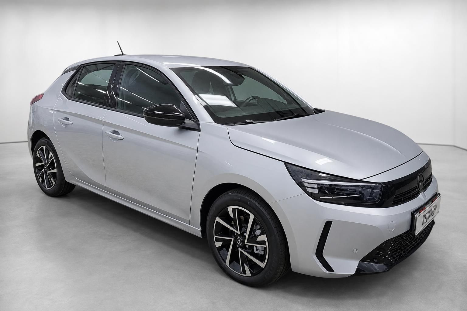Opel Corsa Silber, Frontansicht schraeg im Studio