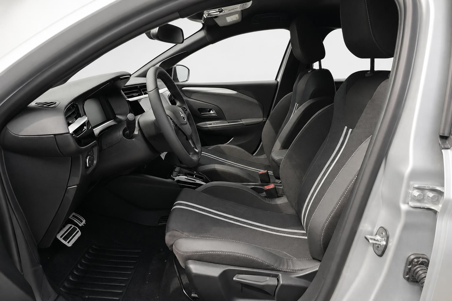 Opel Corsa Interieur mit Blick auf Vordersitze und Lenkrad