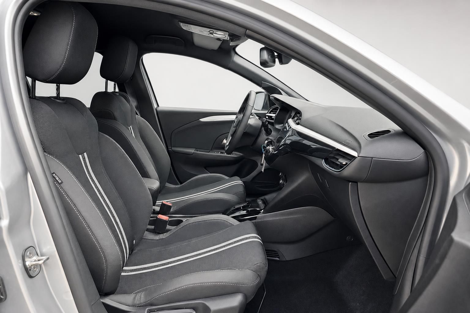 Opel Corsa Innenraum mit schwarzen Sportsitzen, Fahrerseite