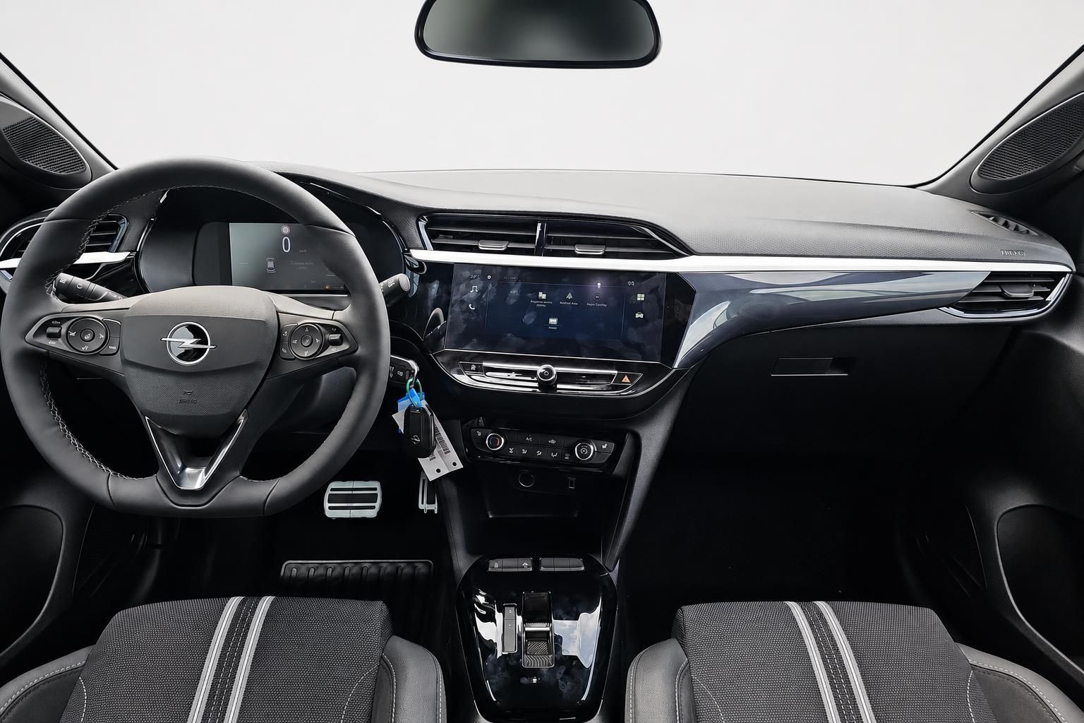 Opel Corsa Cockpit mit Lenkrad und Touchscreen Display
