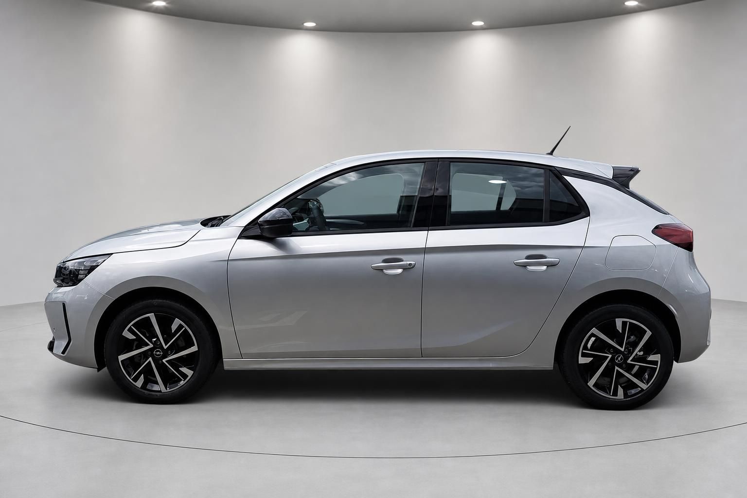 Opel Corsa silber Seitenansicht komplettes Fahrzeugprofil
