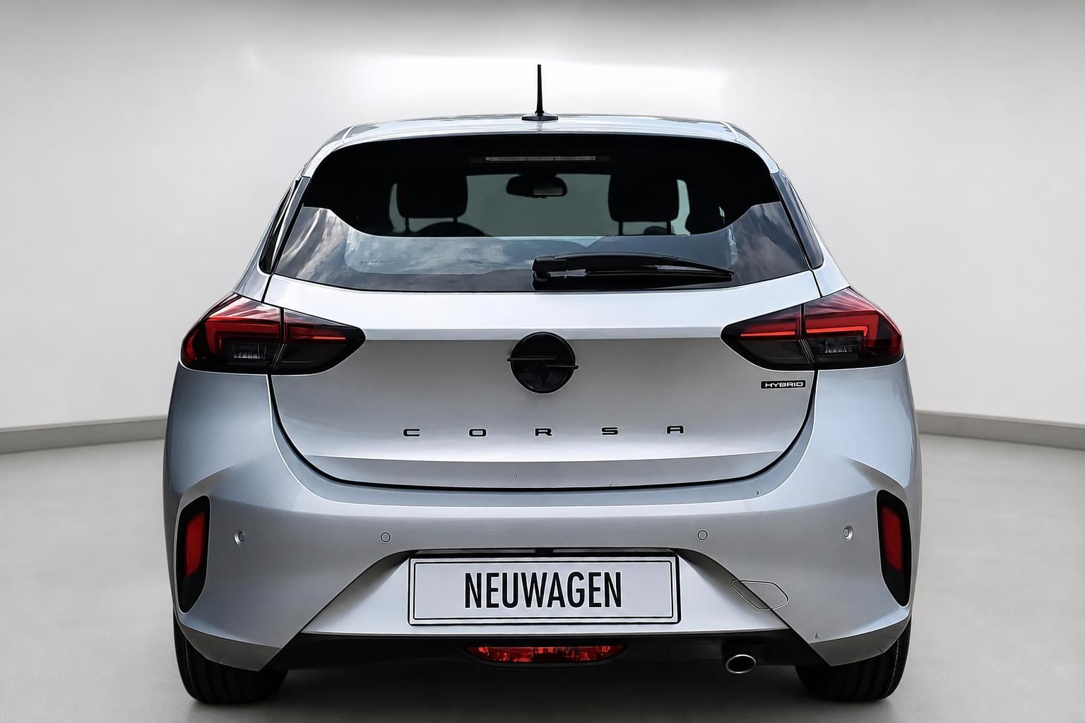 Opel Corsa Hybrid in Silber, Heckansicht im Studio