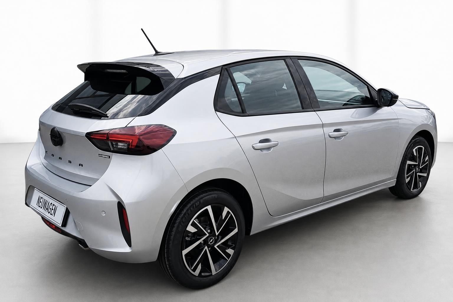 Opel Corsa Hybrid Silber, Heck-Seitenansicht schraeg