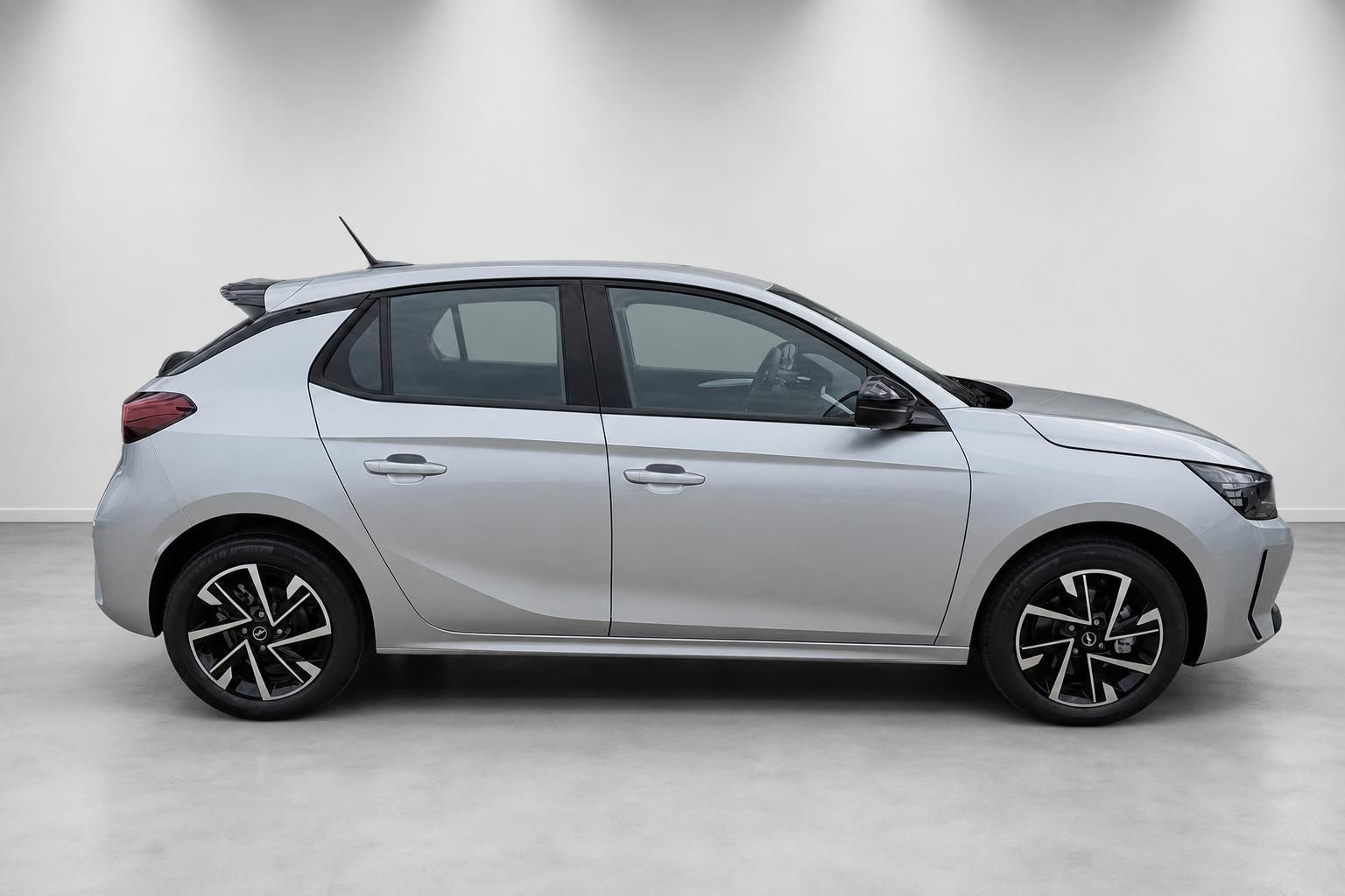 Opel Corsa in Silber, Seitenprofil im Fotostudio