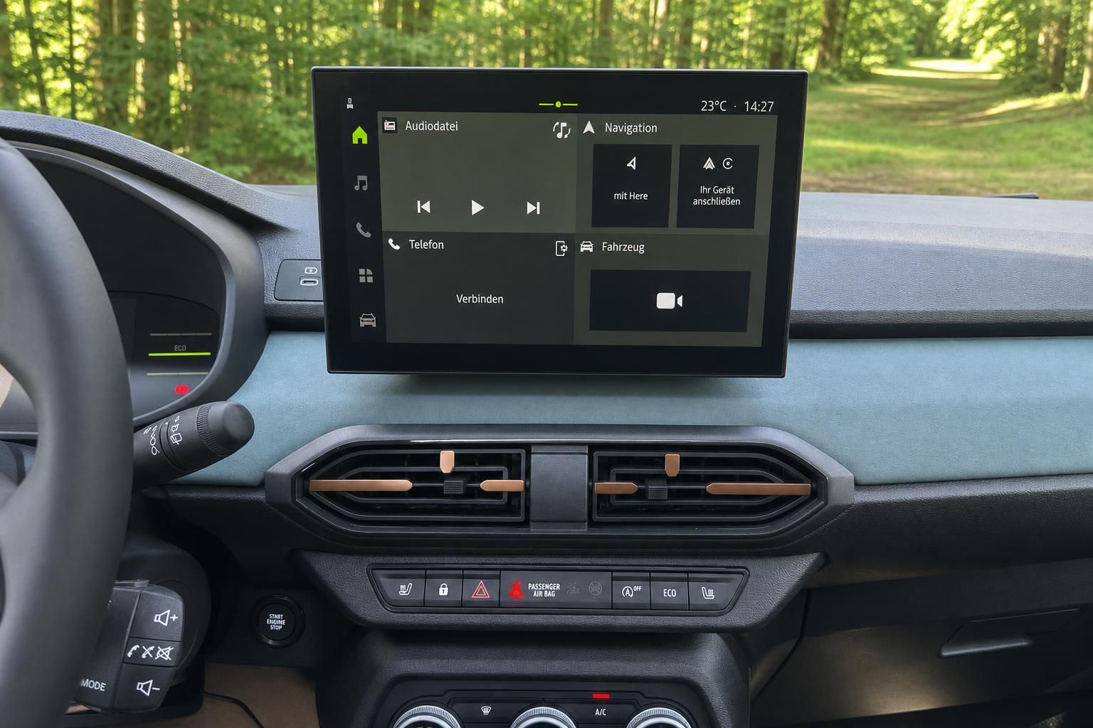 Armaturenbrett mit Touchscreen-Navigation und Klimaanlage im Fahrzeuginnenraum