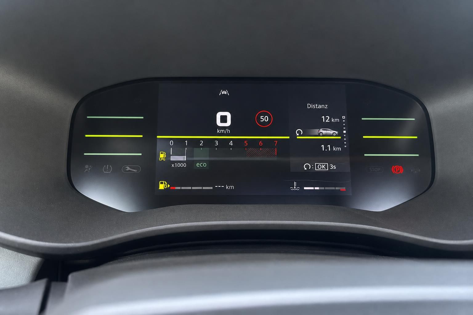 Digitales Armaturenbrett mit Tacho, Navigationssystem und Fahrassistenzsystem-Anzeigen