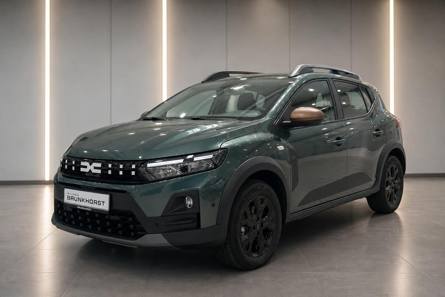 Dacia Sandero Stepway SUV in Grün - Seitenansicht im Autohaus Brunkhorst Showroom