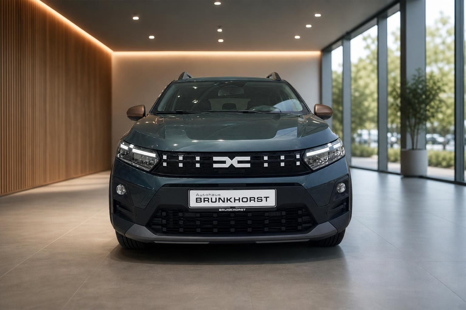 Dacia Sandero Stepway Frontansicht in Grün - Moderner Kompakt-SUV im Autohaus Showroom
