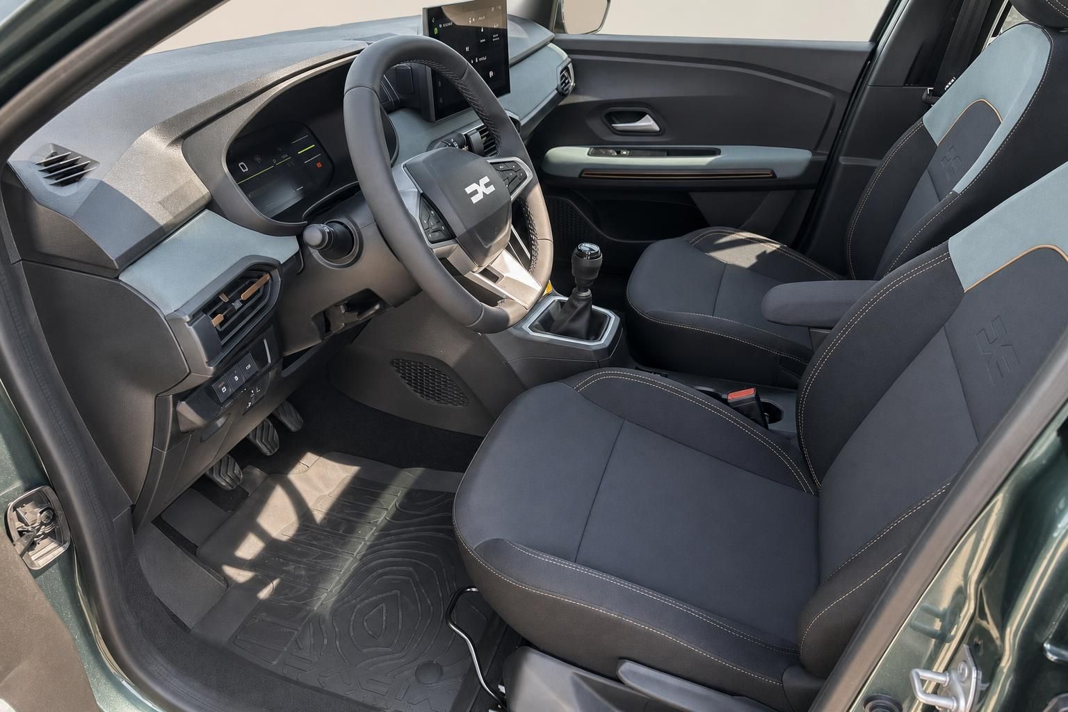 Dacia Sandero Stepway Innenraum - Cockpit mit Schaltgetriebe und modernem Dashboard