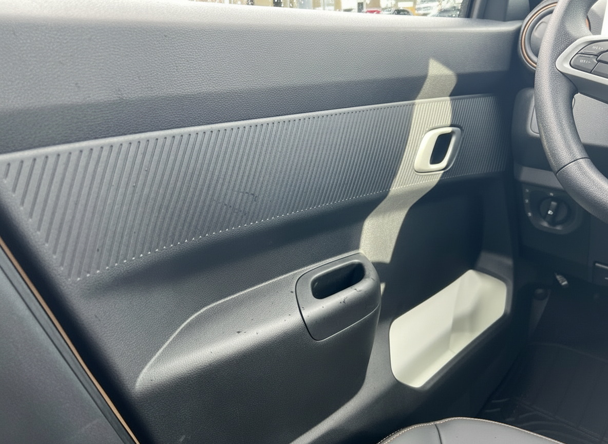 Fahrzeuginnenraum Fahrertür mit schwarzem Türverkleidung und Lenkrad