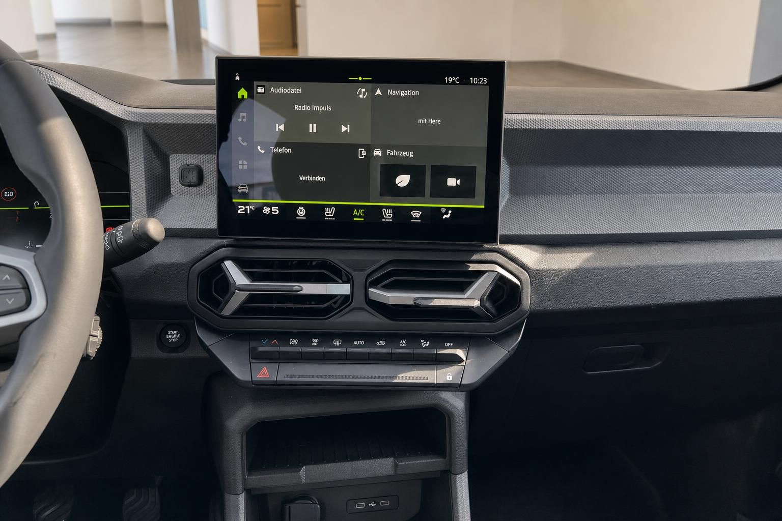 Dacia Infotainment-Display mit Navigation und Klimabedienung im Cockpit