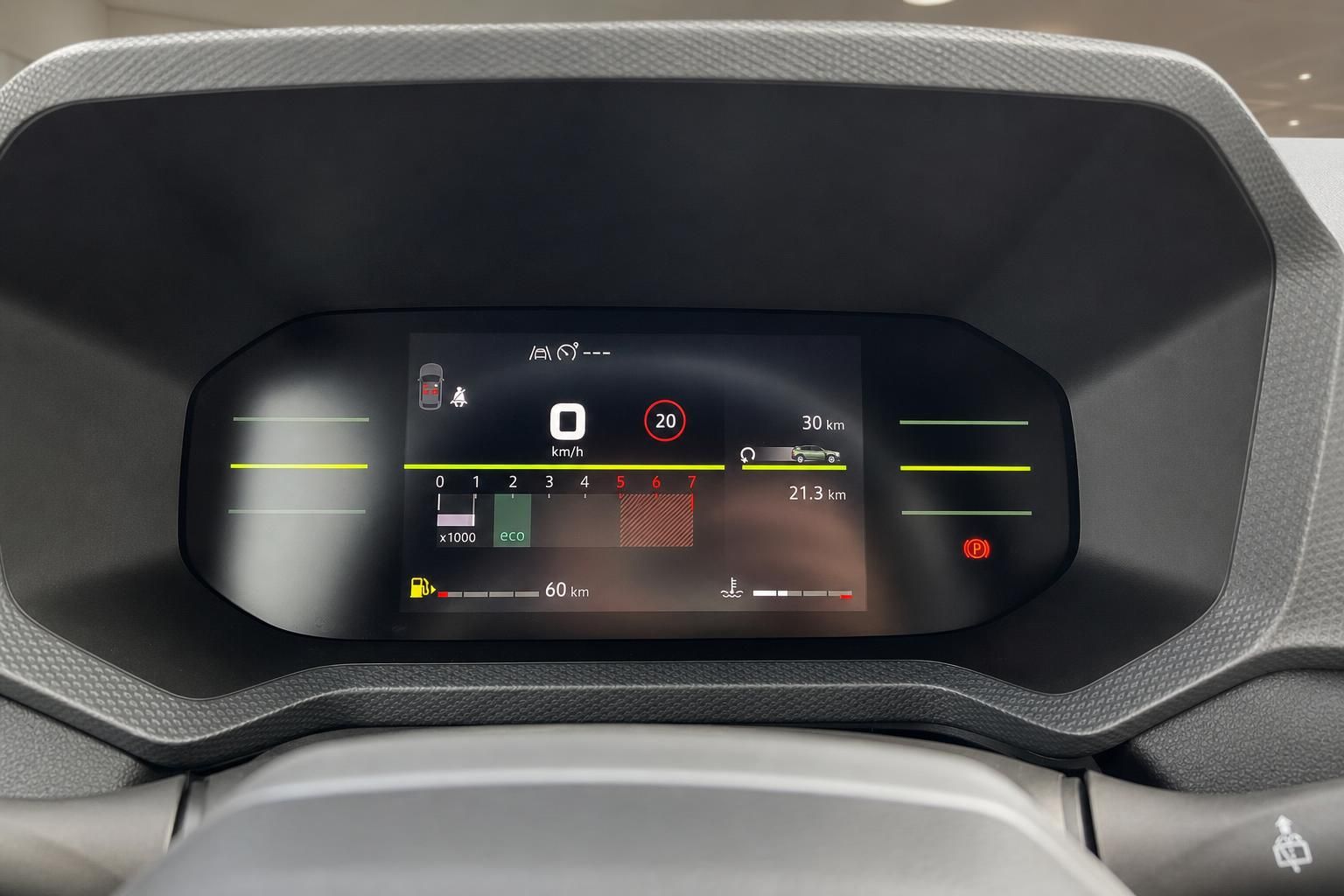 Digitales Kombiinstrument mit Tacho und Bordcomputer im Fahrzeuginnenraum