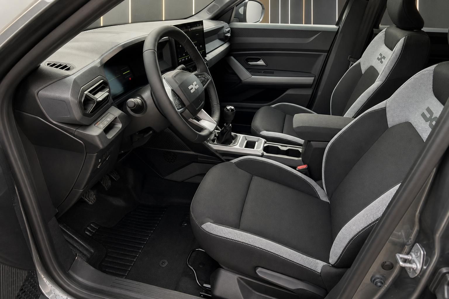 Dacia Duster Innenraum mit Sportsitzen und Schaltgetriebe