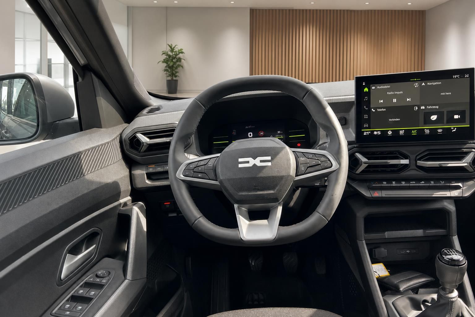 Cockpit mit Lenkrad, Digitaltacho und Infotainment-Bildschirm im Dacia
