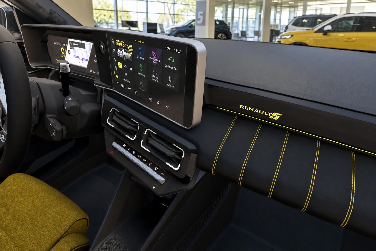 Renault 5 Cockpit Detail mit Digitaldisplay und Armaturenbrett