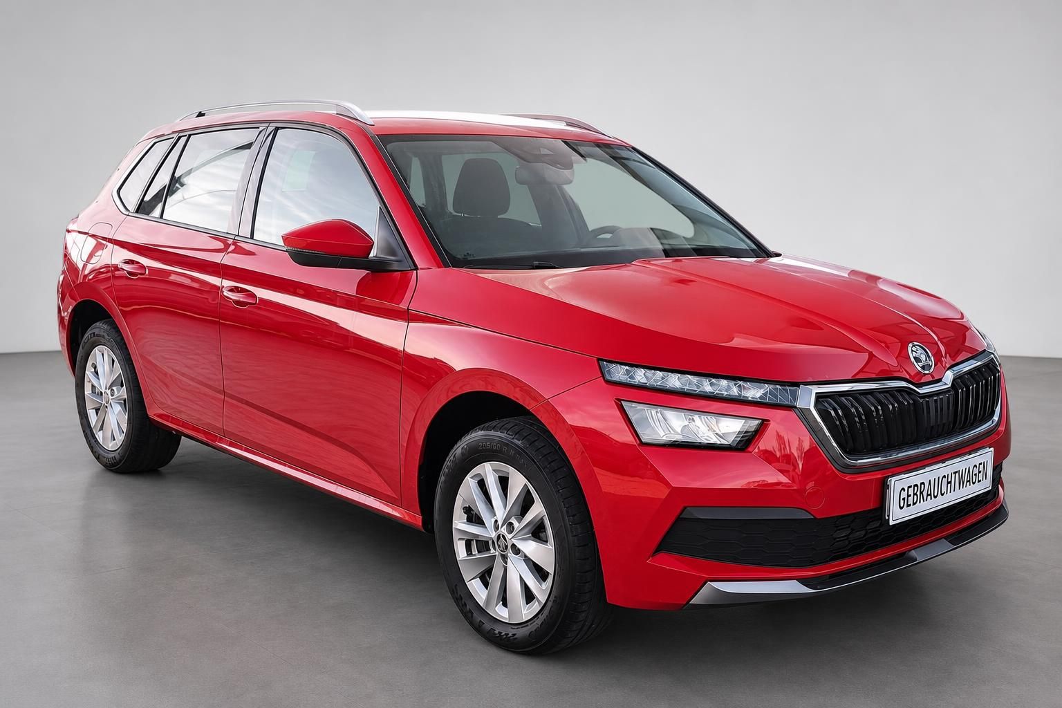Skoda Kamiq rot Frontansicht schraeg Gebrauchtwagen Studio