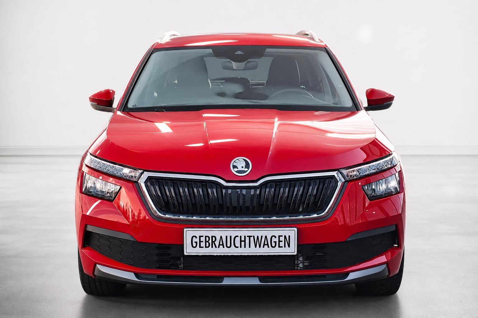 Roter Skoda Kamiq Frontansicht im Studio, Gebrauchtwagen